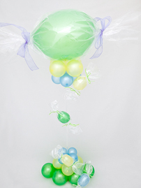 Конфетная композиция из воздушных шаров